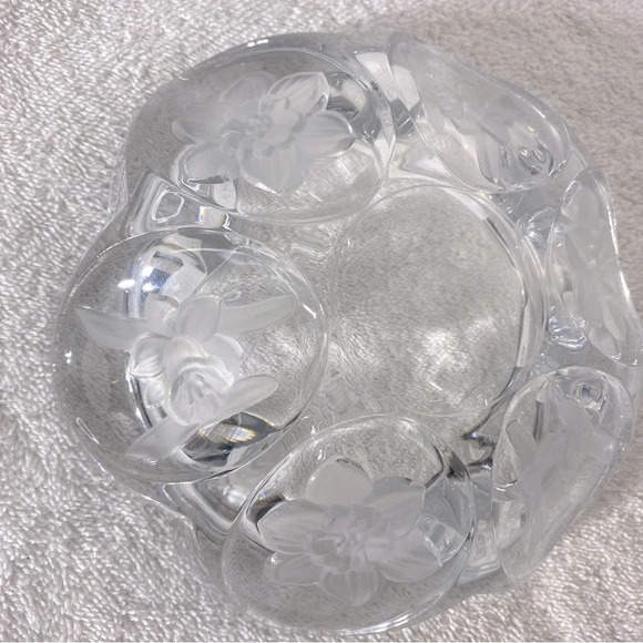 Vintage Round Clear Cut Glass With Frosted Textured Flowers Ashtray Trinket Dish - Picture 5 of 16